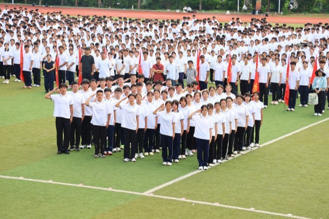 颍上二中举行高一新生军训总结大会