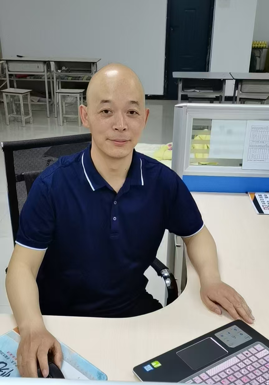 诗华故事||最后一排的光——李一彪