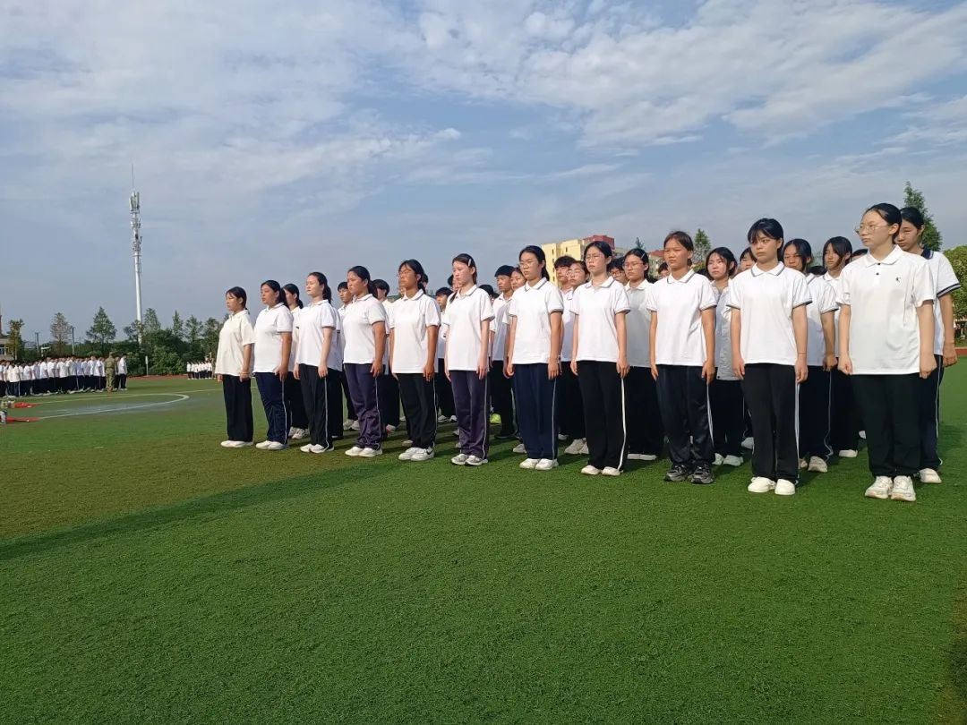 军姿飒爽磨意志 自华之光向青春丨2025级颍上二中高一年级军训进行时（一）