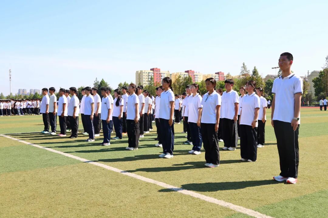 军姿飒爽磨意志 自华之光向青春丨2025级颍上二中高一年级军训进行时（二）