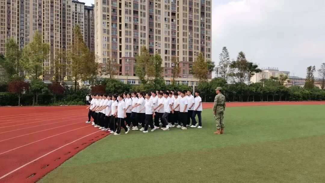 军姿飒爽磨意志 自华之光向青春丨颍上二中2025级高一年级军训进行时（三）