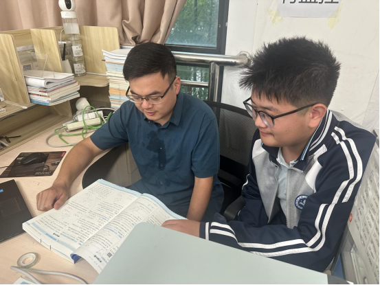 书华故事||恪守育人初心，担当时代使命---记颍上二中王明信老师的育人故事