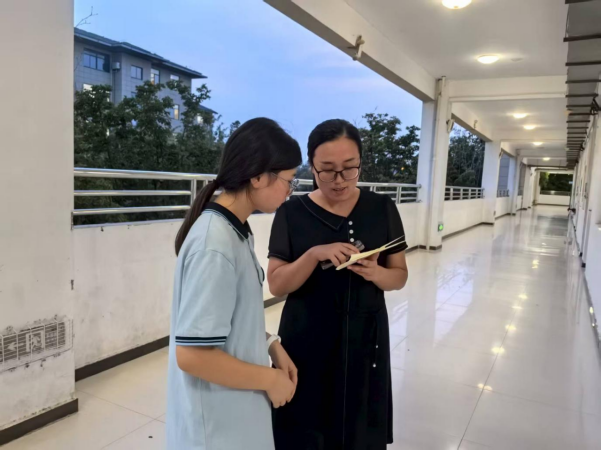 书华故事||深耕教育沃土，用爱与责任护航成长---记颍上二中徐玉萍老师的育人故事