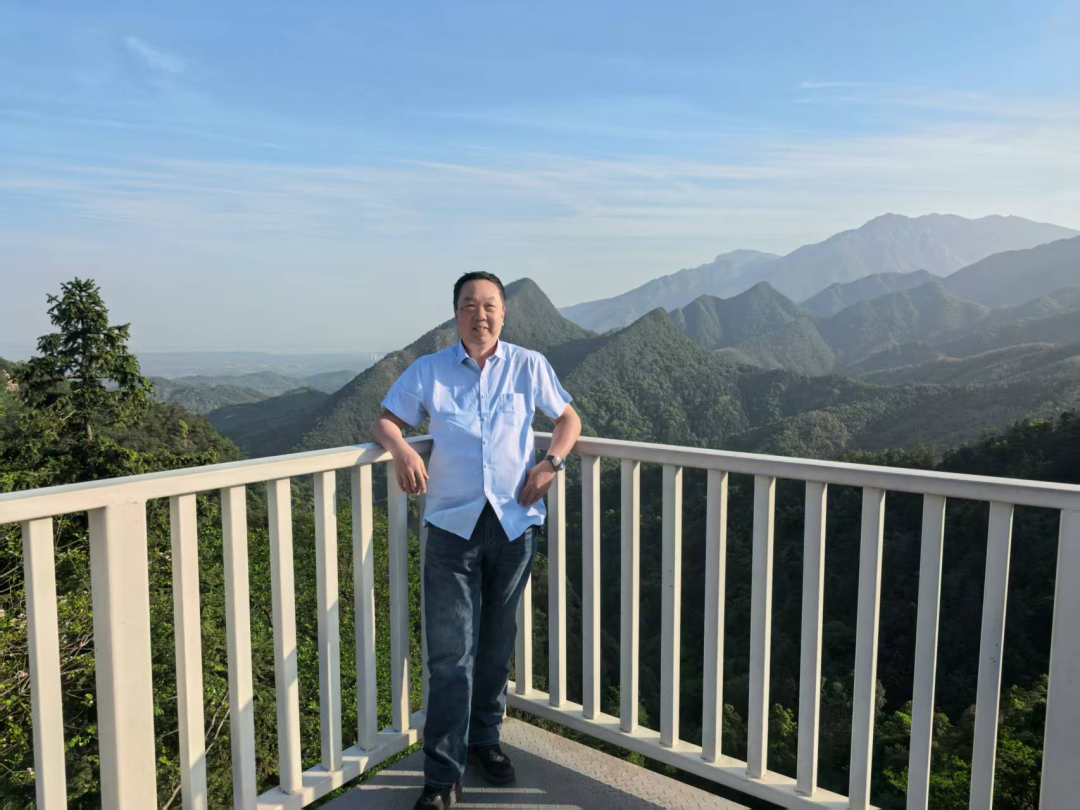 自华诗语 ||三尺讲台三十载 一片丹心育桃李——李刚的育人故事